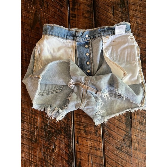 Cello High Rise Mom denim jean shorts with hidden button up fly, Size XS. - Picture 11 of 13